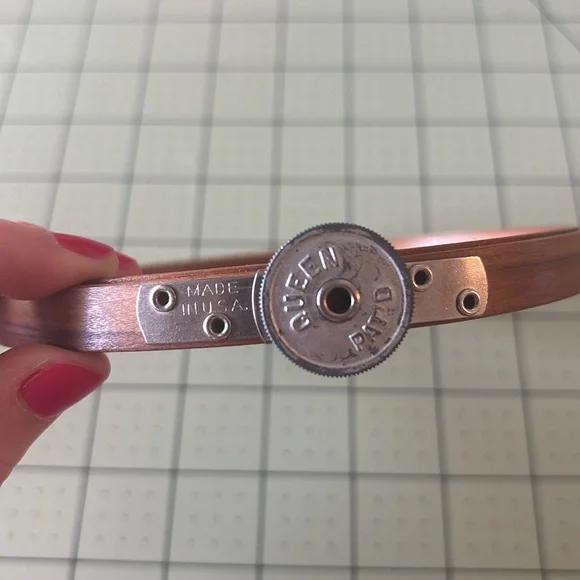 Vintage queen embroidery hoop 5 inch - Picture 2 of 5